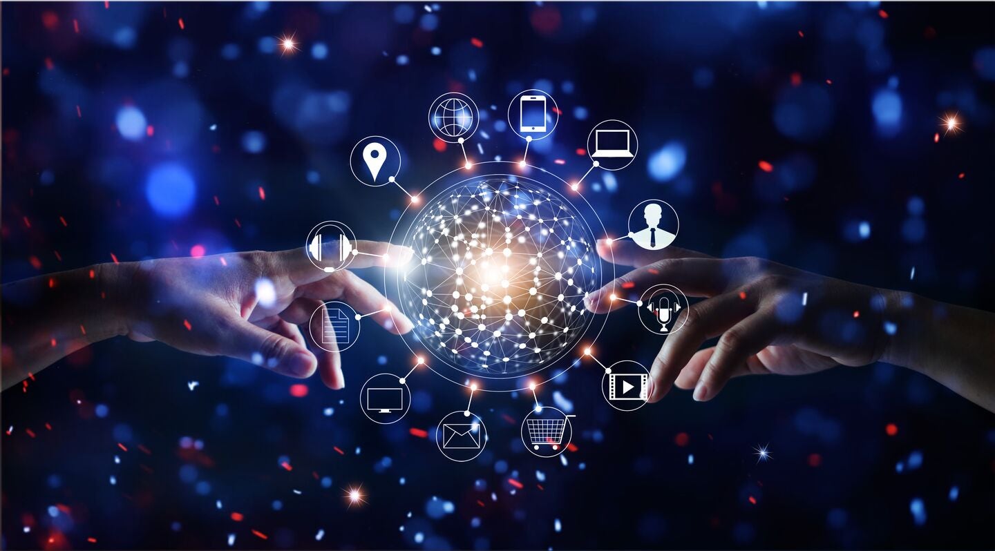 Communication multicanale doigts touchent et produisent lumiere et media