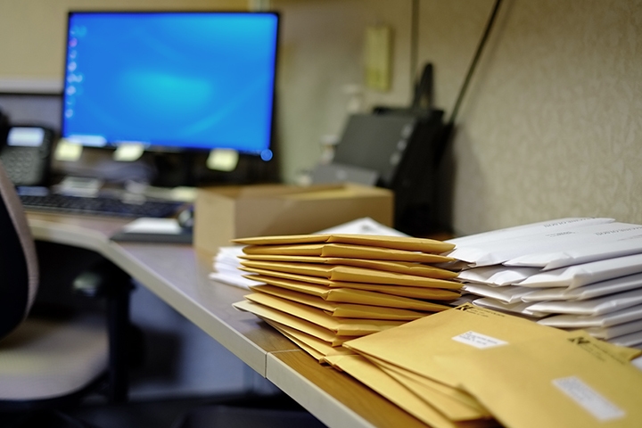 Stapel von Papierpost auf einem Büroschreibtisch