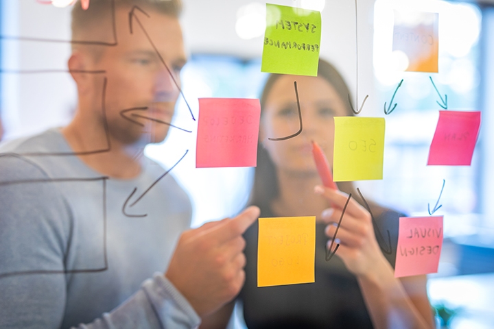 Les gens d'affaires se réunissent au bureau et utilisent des post-it pour partager des idées. Concept de remue-méninges.