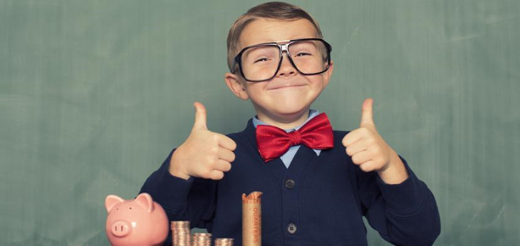 Kind mit Brille zeigt Daumen hoch