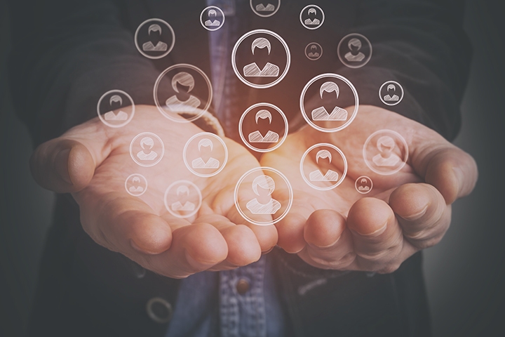 personne anonyme avec les mains ouverts et des icones des personnages