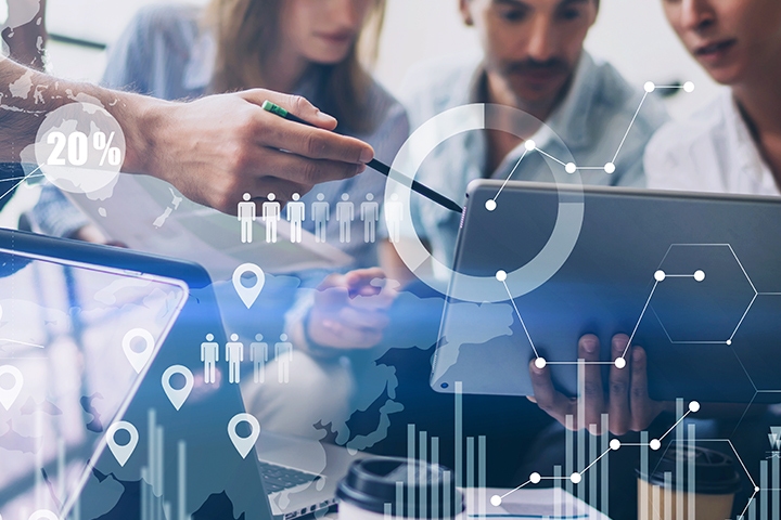 Concept de diagramme numérique, interfaces graphiques, écran virtuel, icône de connexions. Groupe qui travaillent