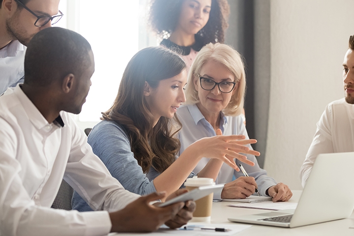 woman talking and explaining to her team