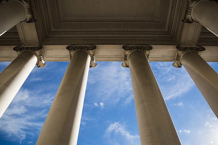 colonnes sur un bâtiment gouvernemental avec un beau ciel bleu.