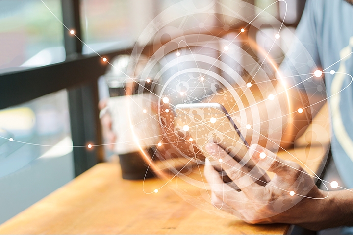 Homme utilisant une connexion au réseau mondial mobile sur l'écran virtuel des médias sociaux