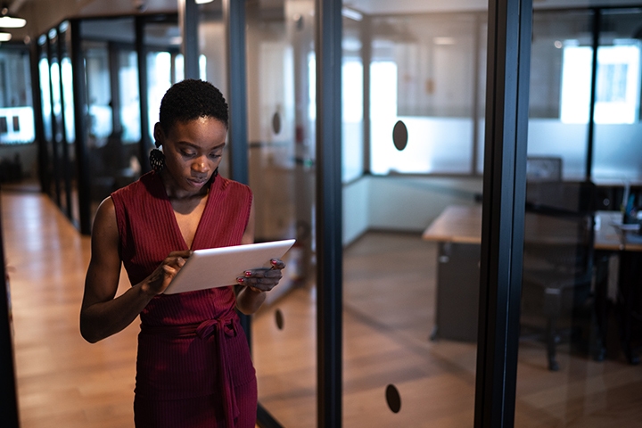 femme dans un bureau qui travail sur son tablette
