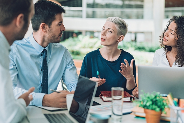 Arbeitskollegen diskutieren am Besprechungstisch