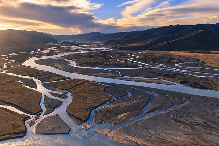 the scenery of Qinghai with landscape and rivers