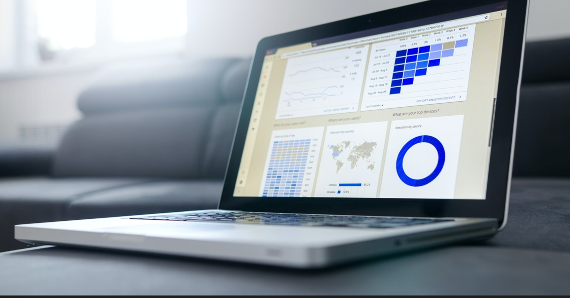 Ordinateur avec tableau de bord des KPI à l’écran