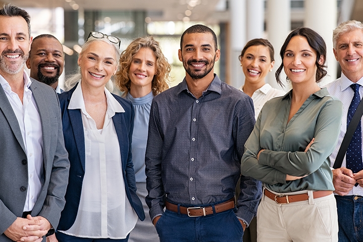 groupe de gens qui sourient ensemble