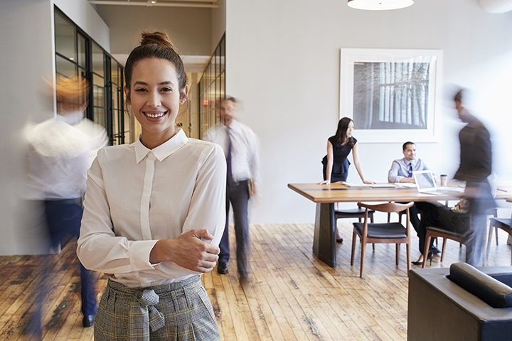 femme au bureau contente