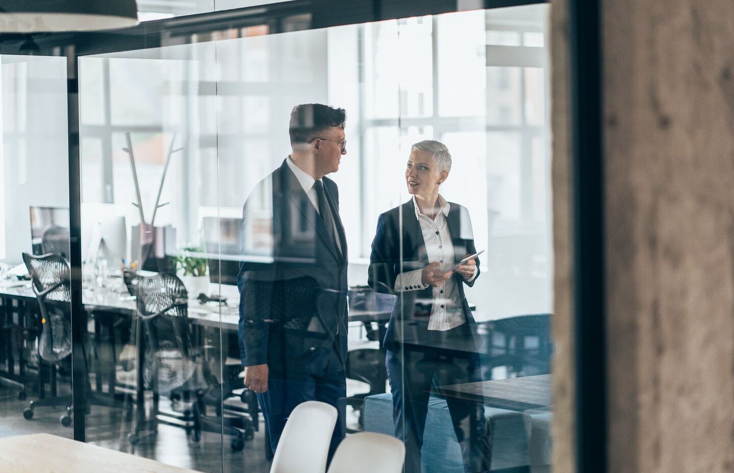 Mann und Frau unterhalten sich im Büro
