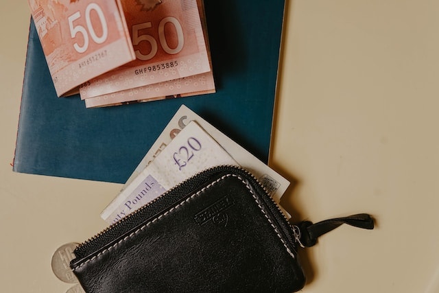 a wallet with £20 notes