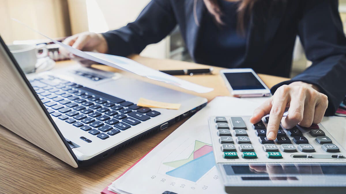 Person working in accounts receivable