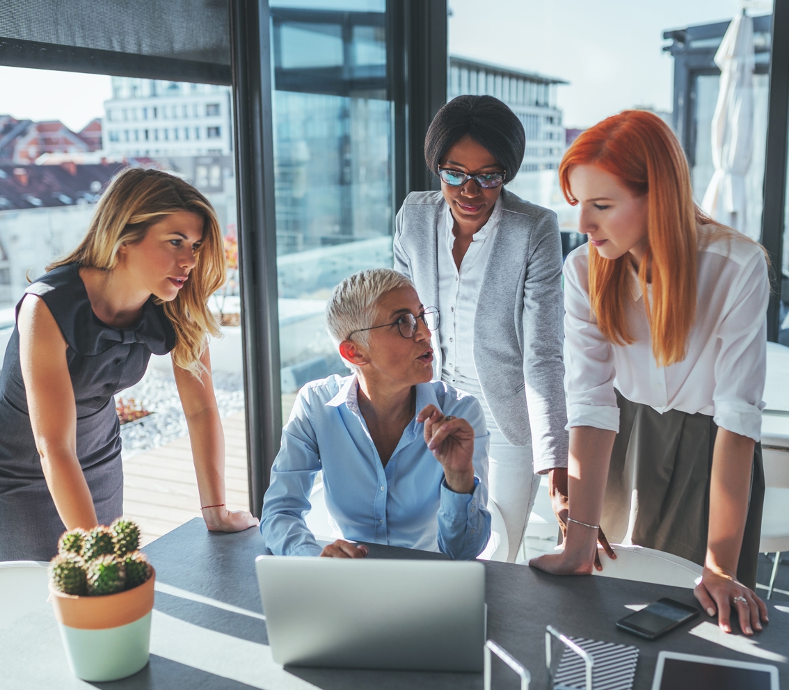 Frauen diskutieren am Büroschreibtisch