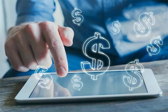 Signes de dollar émis par un écran de tablette