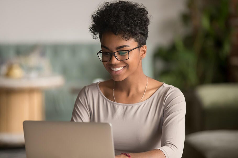 femme travaillant avec un ordinateur portable souriant